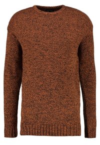Pull en tricot de couleur orange brûlé avec un motif texturé. Il présente un col rond et des poignets et un ourlet côtelés. Matière douce et chaude.