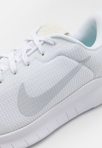 Nike Performance FLEX EXPERIENCE RUN 12 - Tenisice za trening - white/pure platinum