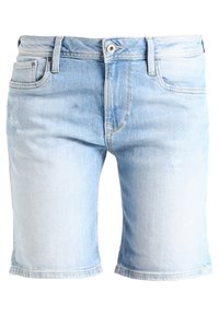 Shorts de mezclilla azul claro con un diseño clásico de cinco bolsillos, dobladillo deshilachado y un acabado sutilmente desgastado; cuentan con un cierre de botón y cremallera.