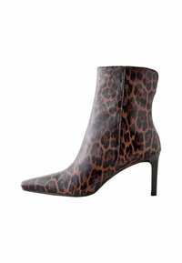 Pointed-toe ankle boot in leopard print, made from textured synthetic material, features a slender black heel and a sleek silhouette.