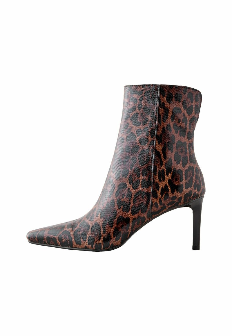 Pointed-toe ankle boot in leopard print, made from textured synthetic material, features a slender black heel and a sleek silhouette.