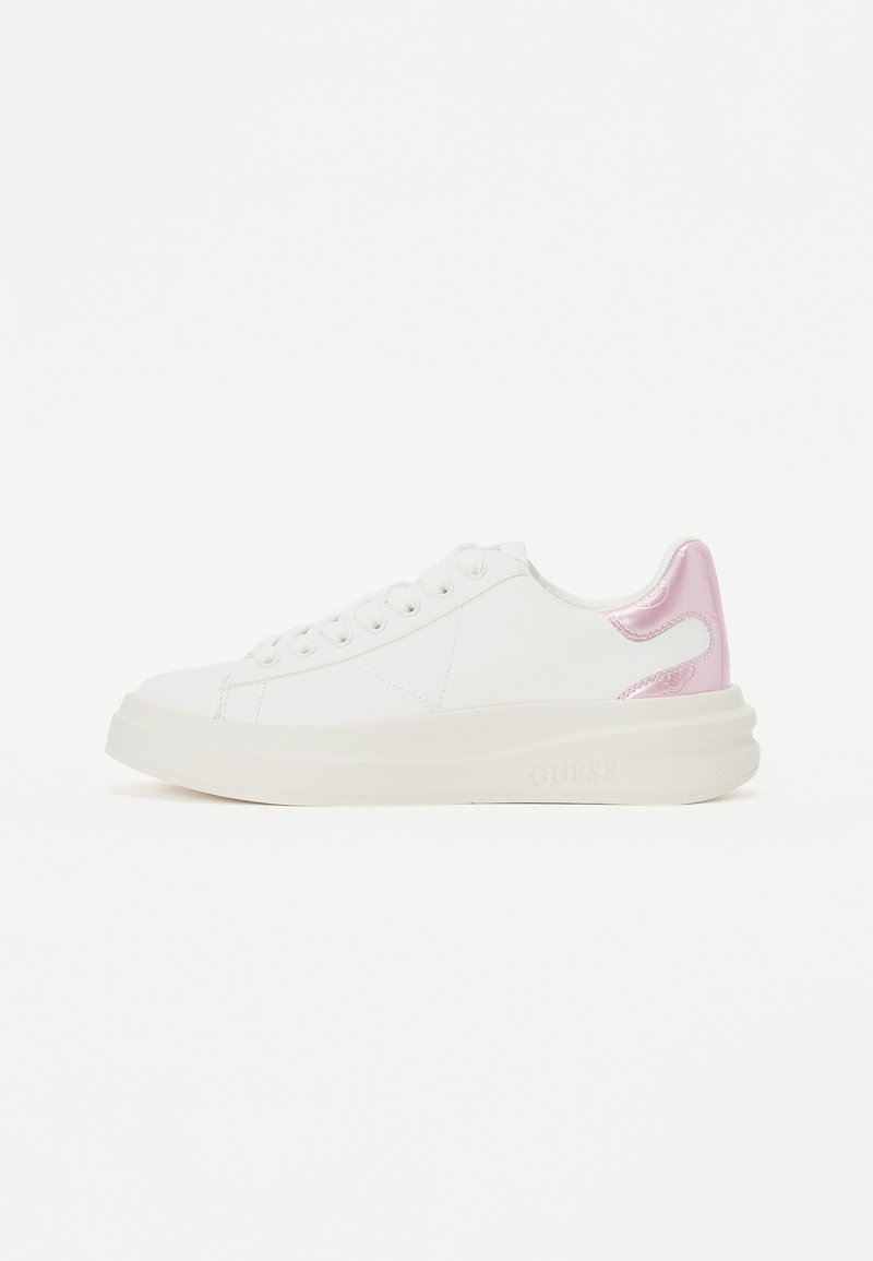 Weiße Sneaker mit einem glatten Lederobermaterial, das eine glänzende pinke Ferse hat und eine dicke, gepolsterte Sohle aufweist. Detaillierte Nähte sind sichtbar.