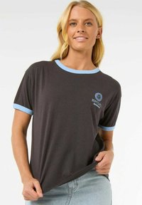 Grijze T-shirt met lichtblauwe biezen op de mouwen en de halslijn, met een rond logo op de borst. De stof lijkt zacht en casual.