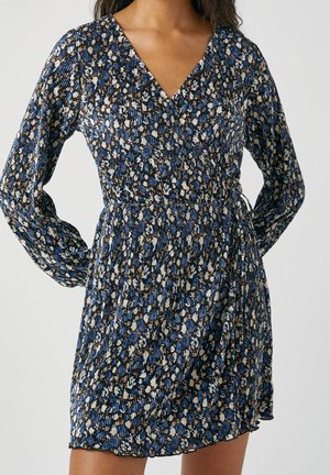 Bloemenprint wikkeljurk met lange mouwen, met een patroon in blauw, bruin en crème. Gemaakt van getextureerde stof met geplooid ontwerp en een V-hals.