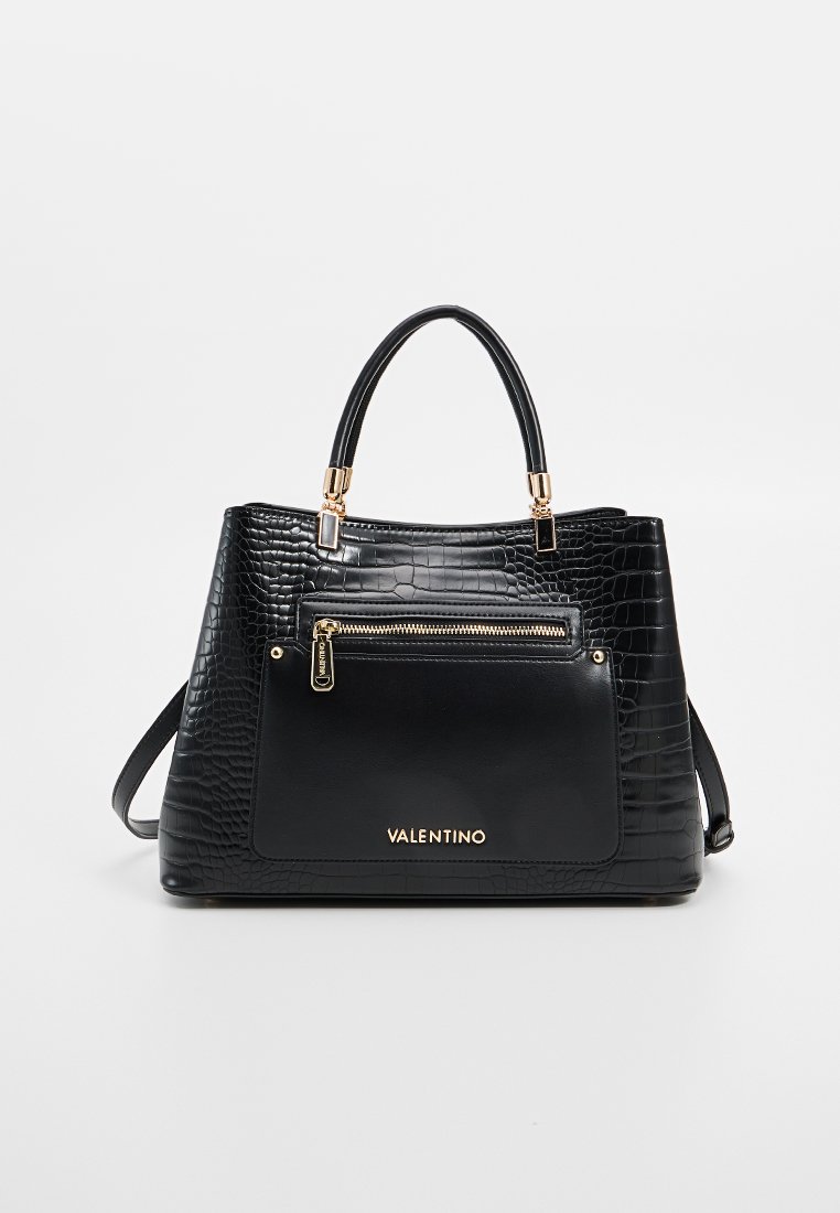 Svart krokodilprickig läderhandväska med dubbla handtag, guldfärgad hårdvara, framficka med dragkedja och "Valentino"-logotyp. Innehåller en avtagbar axelrem.