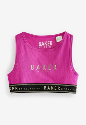 Fuksiastopin top z gladkega materiala, opremljen z zlatim logotipom "BAKER by Ted Baker", črn pas s zlatimi detajli na dnu.