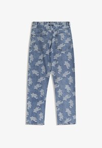 Svetle modré džíny z denimu s celoplošným bílým abstraktním vzorem, pěti kapsami a rovný fit, se surovým lemem.