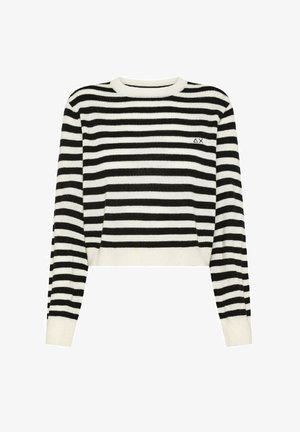 Maglione a strisce bianco e nero, cropped, con maniche lunghe e scollo rotondo, caratterizzato da un piccolo logo ricamato sul petto.