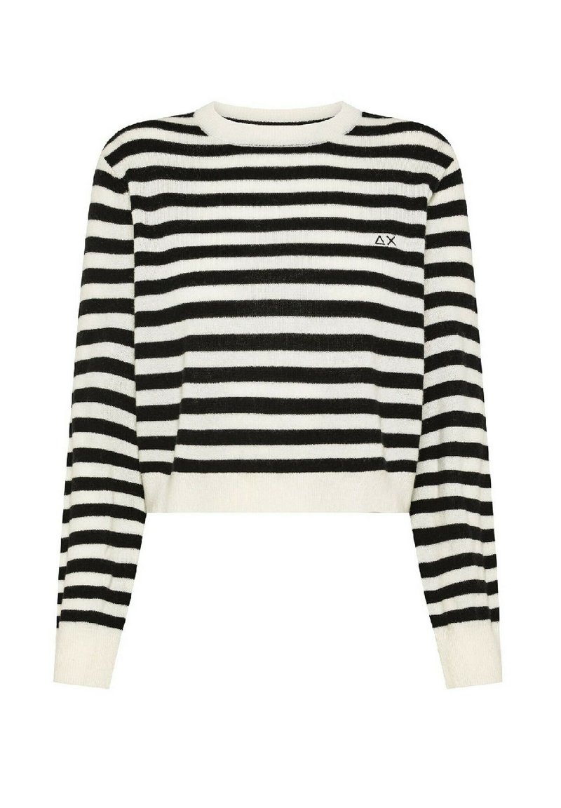 Maglione a strisce bianco e nero, cropped, con maniche lunghe e scollo rotondo, caratterizzato da un piccolo logo ricamato sul petto.