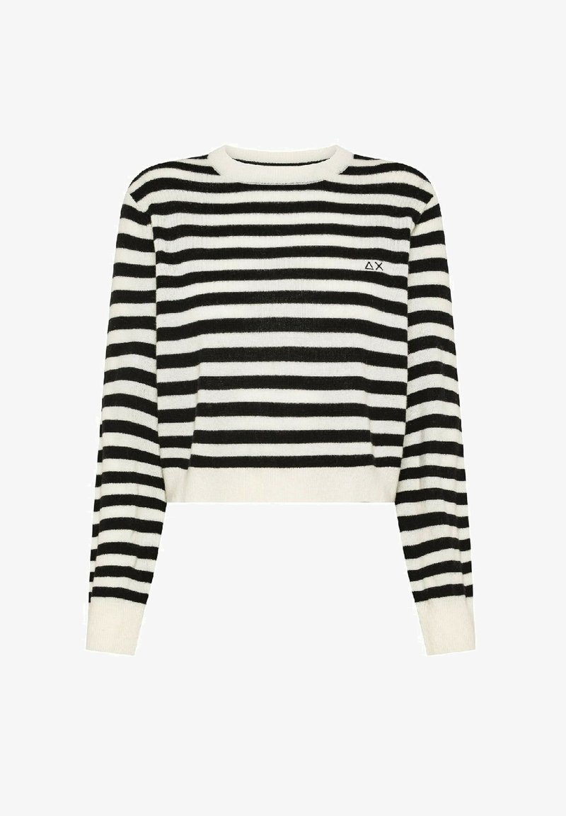 Maglione a strisce bianco e nero, cropped, con maniche lunghe e scollo rotondo, caratterizzato da un piccolo logo ricamato sul petto.