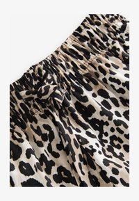 Unselected, grey leopard print