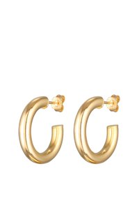 Goldfarbene Creolen mit einem glatten, runden Design. Mit einem Schmetterlingsverschluss. Reflektierende Oberfläche und kreisförmige Form.