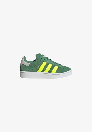 Zielony zamszowy sneaker z trzema jasnymi żółtymi paskami, białą podeszwą, sznurówkami i szarą łatką na pięcie, widok z boku.