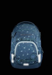 Sac à dos en tissu bleu avec un motif floral, des accents réfléchissants, des bretelles réglables, plusieurs compartiments et un patch logo circulaire.