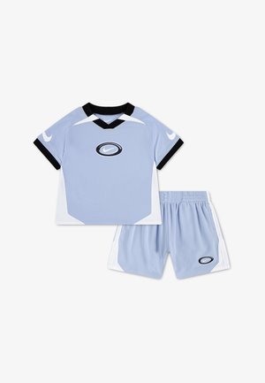 Hele sinine sportlik särk ja lühikeste pükste komplekt mustvalgete ääriste ning Nike’s tiivamärgiga särkide varrukatel ja lühikeste pükste külgedel.