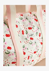 Wybrany, ecru cherries