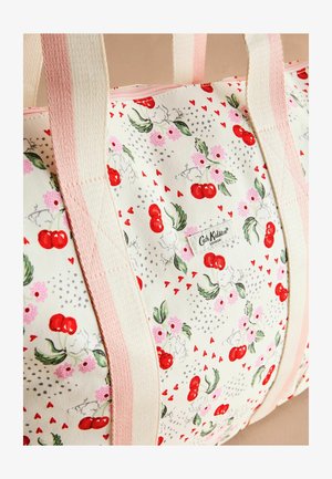 Canvas draagtas met een crèmekleurige achtergrond, rode kersen, roze bloemen en grijze stippen. Voorzien van lichtroze handvatten en een logo-tag.