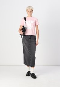 Juicy Couture FALLIN FOR JUICY UNISEX - Majica kratkih rukava s printom - almond blossom