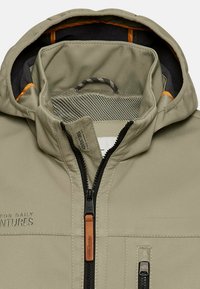 Lichtbeige hoodie met een voorgesloten rits en twee zakken, met een gestructureerde stof en contrasterende oranje accenten aan de binnenkant van de capuchon.