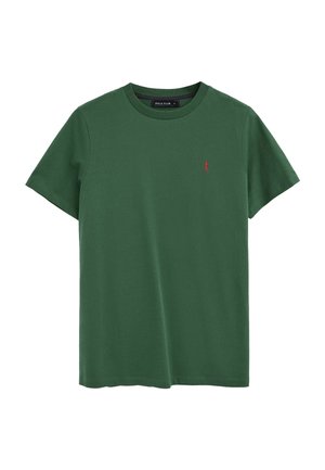 Groen T-shirt met korte mouwen en ronde hals, met een klein rood geborduurd figuurlogo op de linkerborst, met de tekst Polo Club binnenin de kraag.