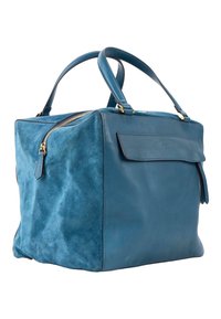 Sac à main bleu en cuir et daim avec double poignée, rabat sur la poche avant et fermeture éclair sur le dessus, présenté sur fond blanc.
