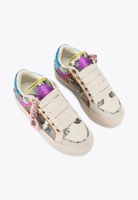 Sneaker multicolori che presentano un materiale con motivo pitone, una punta cremosa texturizzata e vari dettagli in viola, rosa e oro.