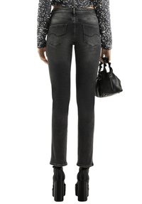 Czarne jeansy z denimu o dopasowanym kroju, średnim stanie i subtelnym efektem sprania. Posiadają dwie tylne kieszenie oraz staranne przeszycia wzdłuż szwów.
