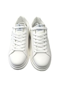 Sneaker in pelle bianca con lacci piatti, punta arrotondata, accenti del logo grigio sulla linguetta e design minimalista. Texture liscia, stile casual.