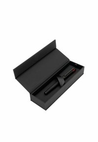 Zwarte pen in een zwarte rechthoekige doos met een zacht interieur. De pen heeft een getextureerd oppervlak en een rode accent aan de bovenkant.