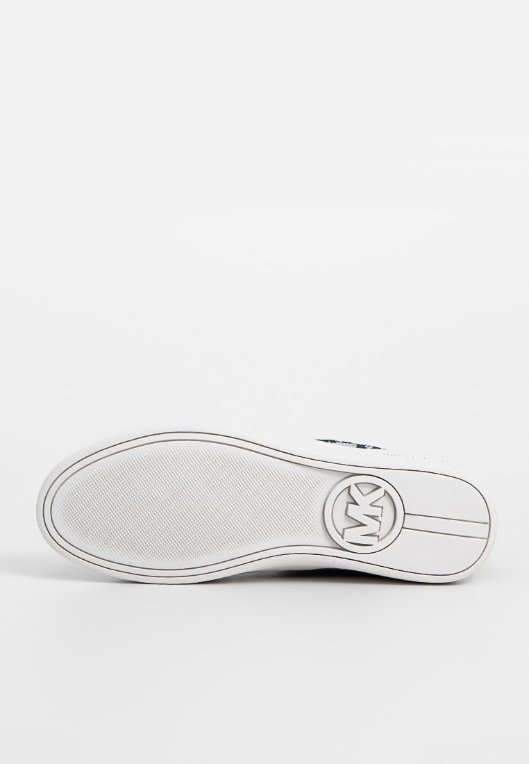 Weiße Sneakersohle mit strukturiertem Gummi, rundem MK-Logo, subtilen Rillen und einem kontrastierenden schwarzen Rand. Sauberes und minimalistisches Design.