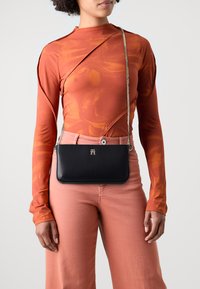Tommy Hilfiger CHIC CROSSOVER - Skulderveske - black