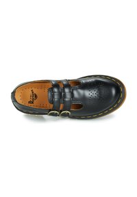 Zapato Mary Jane de cuero negro con correas de doble hebilla, diseño floral perforado en la puntera y costura amarilla a lo largo del borde de la suela.