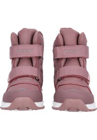 Rozige synthetische sport schoenen met gevoerde hoge toppen, dubbele klittenbandsluitingen en textuurmesh gebieden, met witte rubberen zolen en accenten.
