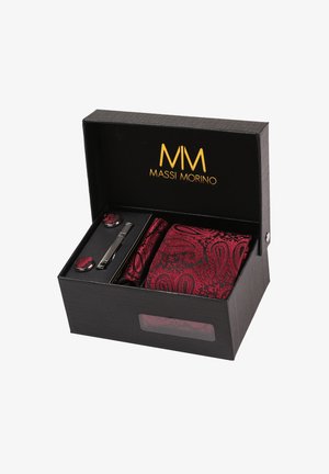 Herren-Accessoire-Geschenkset in schwarzer Box. Enthält eine Krawatte mit rotem Paisley-Muster, Manschettenknöpfe, eine Krawattennadel und ein passendes rotes Einstecktuch.