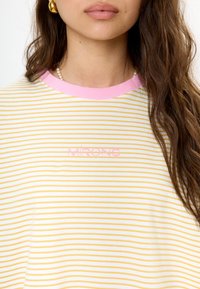 MIRONS T-shirt print - yellow