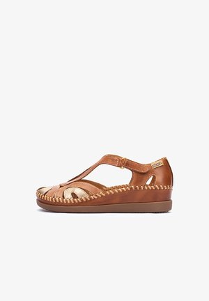 Bruine leren sandaal met gouden accenten, voorzien van een T-strap ontwerp, open teen en gedetailleerde stiksels langs de zool voor extra textuur.