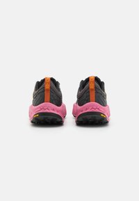Scarpe da ginnastica nere e grigie con suola rosa, dotate di una linguetta arancione sul tallone e superiore testurizzato. Logo Vibram sulla suola.