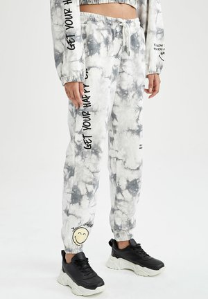 REGULAR FIT - Tracksuit bottoms - white