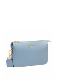Pochette in pelle azzurra con hardware dorato, chiusura con zip e tracolla removibile. Presenta il nome del marchio impresso sul fronte.