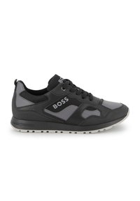 Sneaker pour homme en noir et gris, fabriqué en matériau synthétique. Présente des accents en mesh, une semelle en caoutchouc et le logo "BOSS" sur le côté.