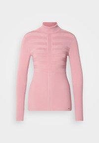 Pull à col roulé en maille côtelée rose avec manches longues et motif à rayures horizontales sur la poitrine et le haut des bras.
