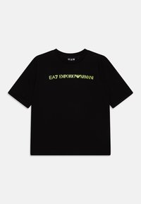 Camiseta de algodón negra con cuello redondo y mangas cortas, con un logo en verde neón "EA7 EMPORIO ARMANI" en la parte frontal.