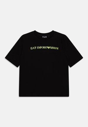 T-shirt en coton noir avec un col rond et des manches courtes, arborant un logo « EA7 EMPORIO ARMANI » en vert néon sur le devant.