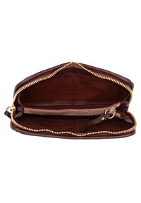 Portafoglio in pelle marrone con chiusura a zip. L'interno presenta scomparti per carte e un compartimento con zip. Finiture in metallo color oro accentuano il design.