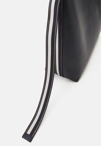 Tommy Hilfiger ICONIC TOTE SOLID STRIPE SET - Shopping Bag - space blue