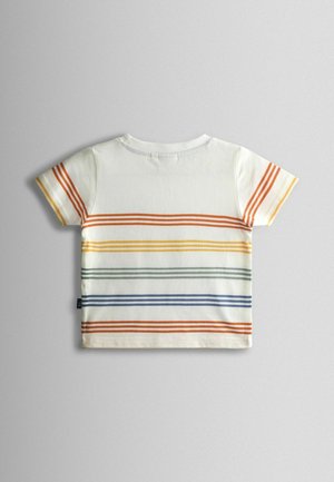 Weißes T-Shirt mit kurzen Ärmeln, das horizontale Streifen in Orange, Gelb, Grün und Blau aufweist. Aus Baumwollmaterial mit rundem Ausschnitt.