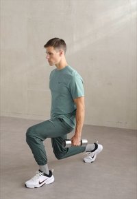 Nike Performance FORM PANT - Joggebukse - vintage green/black/silver
