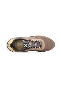 Zapatillas de ante marrón con paneles de malla, acentos grises y un talón amarillo contrastante. Presenta cordones planos y una plantilla acolchada con el logo.