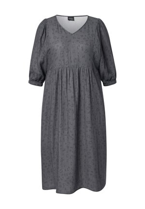 Grå kjole med V-hals, korte pufærmer og samlet talje. Stoffet har et subtilt mønster og en afslappet, A-formet silhuet.