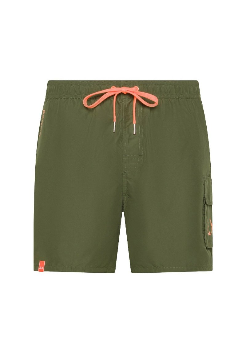 Pantaloni da bagno verdi realizzati in tessuto leggero, con cordino corallo, tasca cargo laterale e un discreto dettaglio del logo.